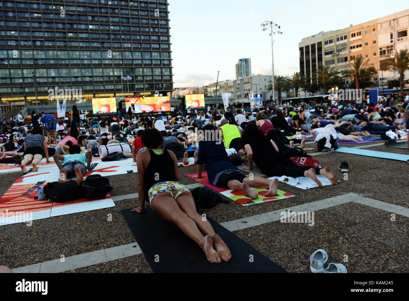 Internationale Yoga Tag in Tel Aviv. Yoga Praxis an Rabin qm Stockfoto