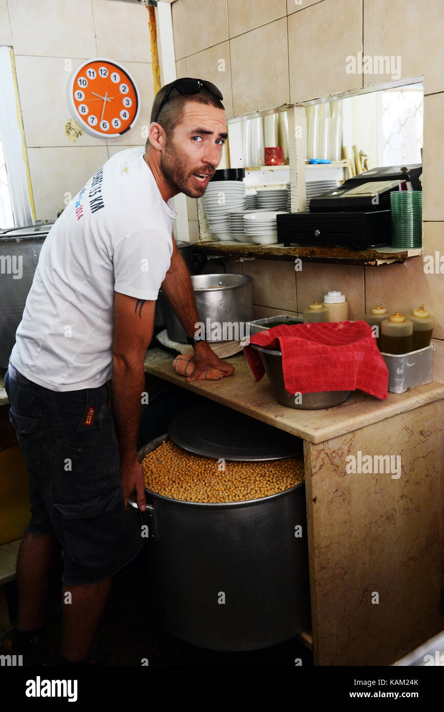 Hummus Vorbereitung an der beliebten Jingi Hummus Restaurant in Einat, Israel. Stockfoto