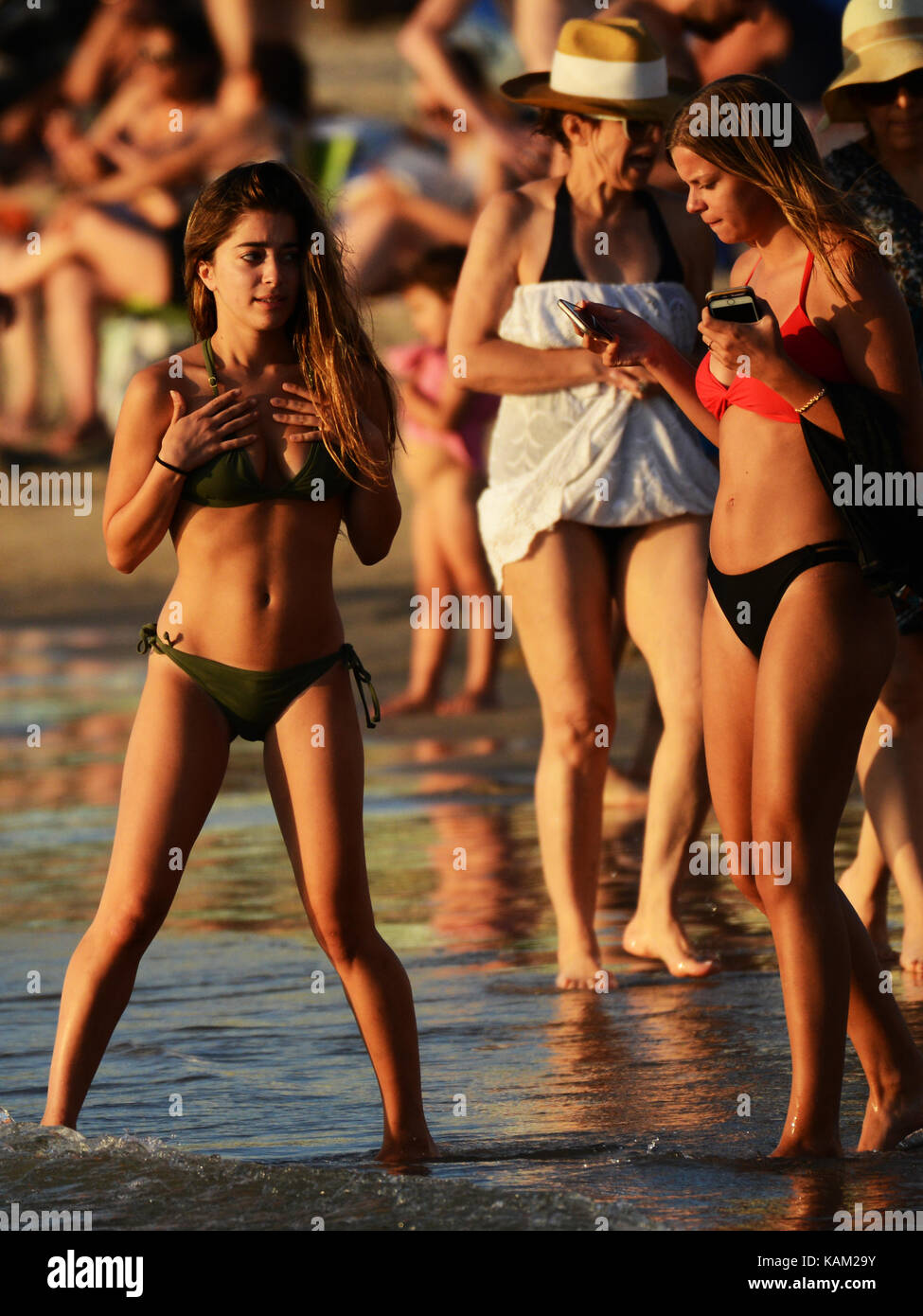 Frauen im Bikini am Strand in Tel Aviv. Stockfoto