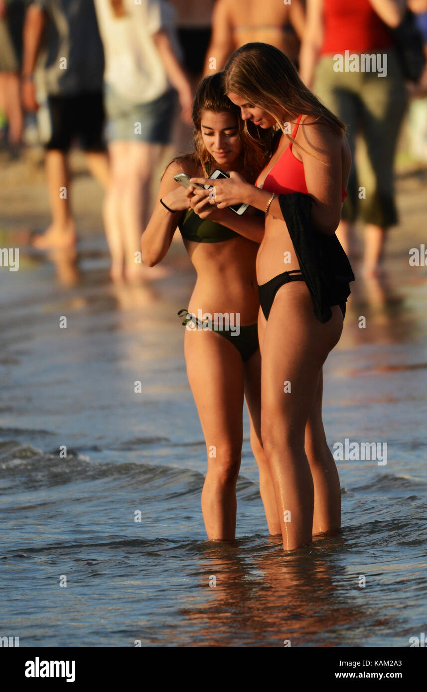 Frauen im Bikini am Strand in Tel Aviv. Stockfoto