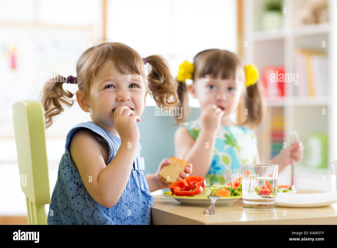 Süße kleine Kinder Essen an der Kindertagesstätte Stockfoto