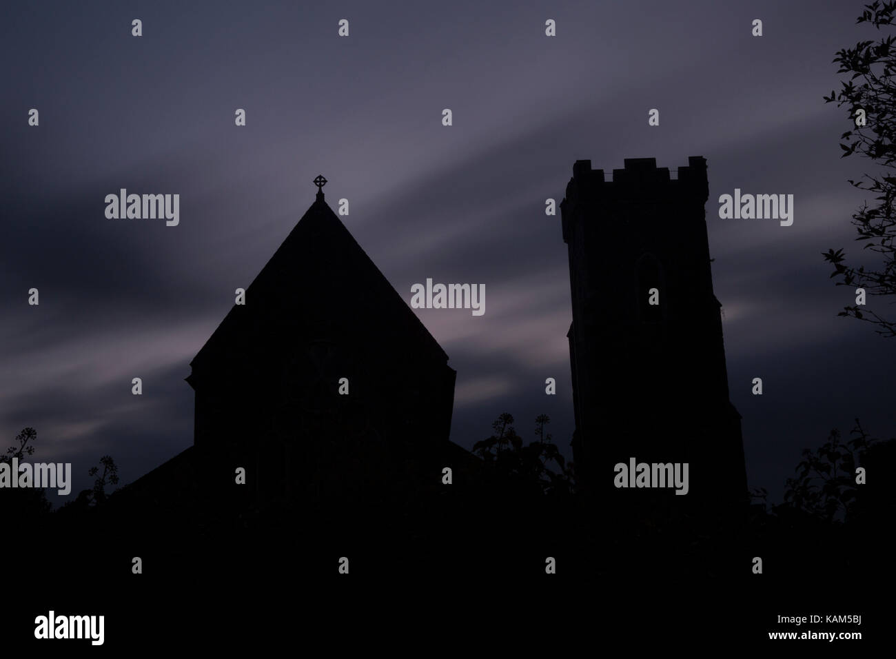Lange Exposition der Silhouette einer Kirche in der Dämmerung einen schaurig, gruselig, unheimlichen Szene mit unscharfen Wolken Stockfoto