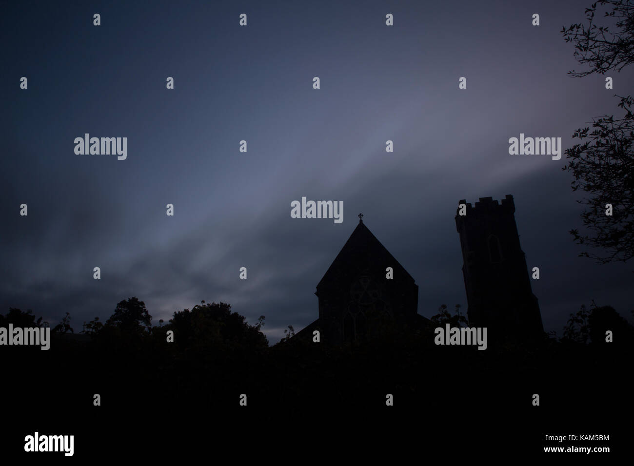 Lange Exposition der Silhouette einer Kirche in der Dämmerung einen schaurig, gruselig, unheimlichen Szene mit unscharfen Wolken Stockfoto