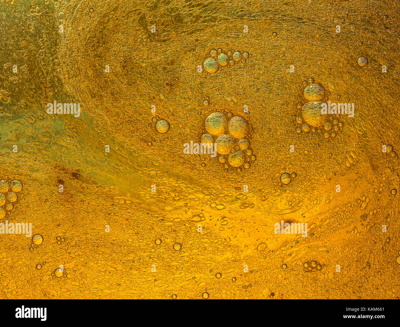 Gold Öl in Wasser Stockfoto