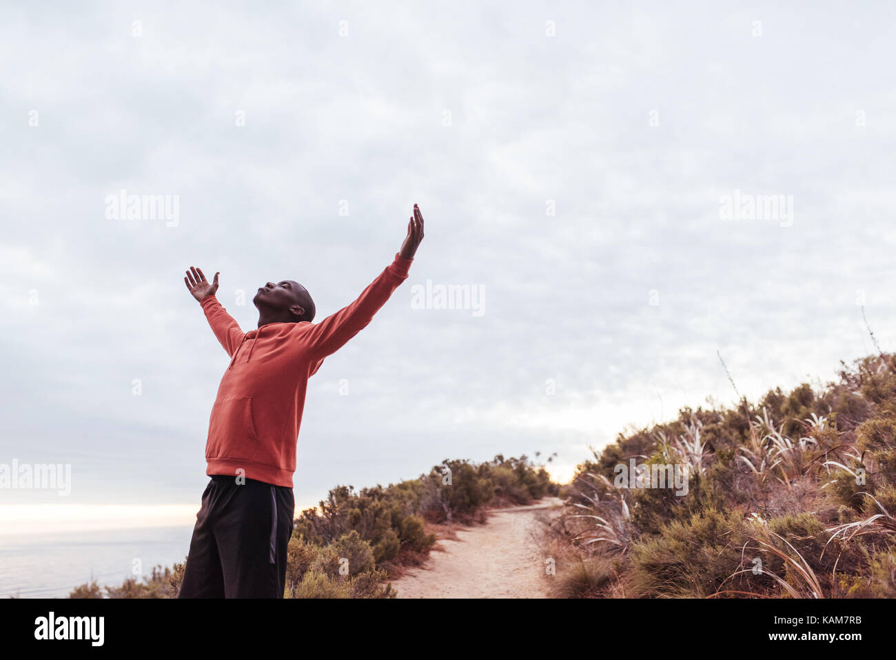 Junge Mann auf einem Trail im freien Natur umarmen Stockfoto