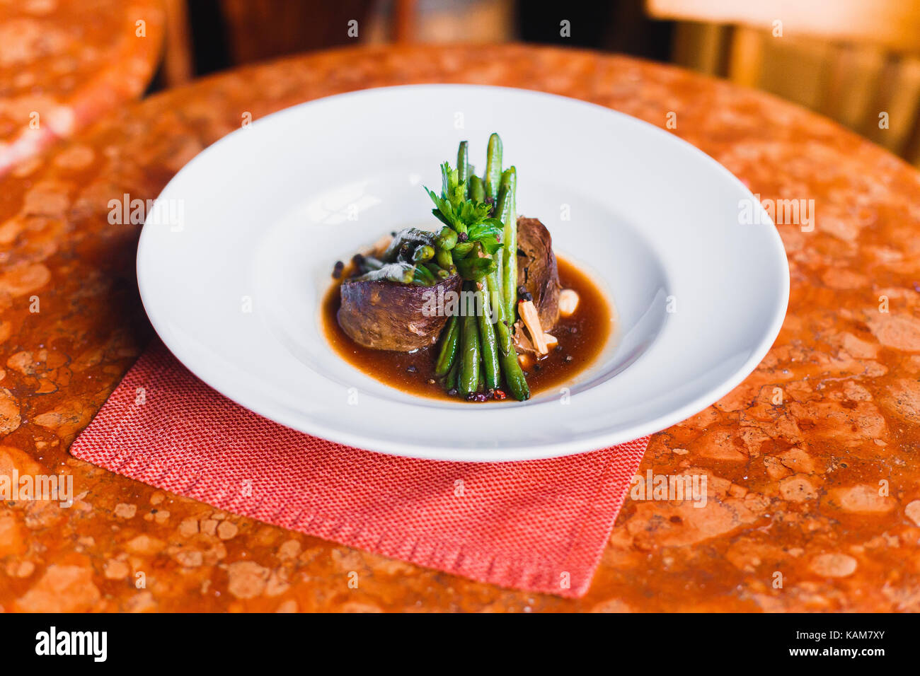 Die Seite Foto der köstliche moderne Mahl bestand aus Fleisch mit Bohnen grün dekoriert. Stockfoto