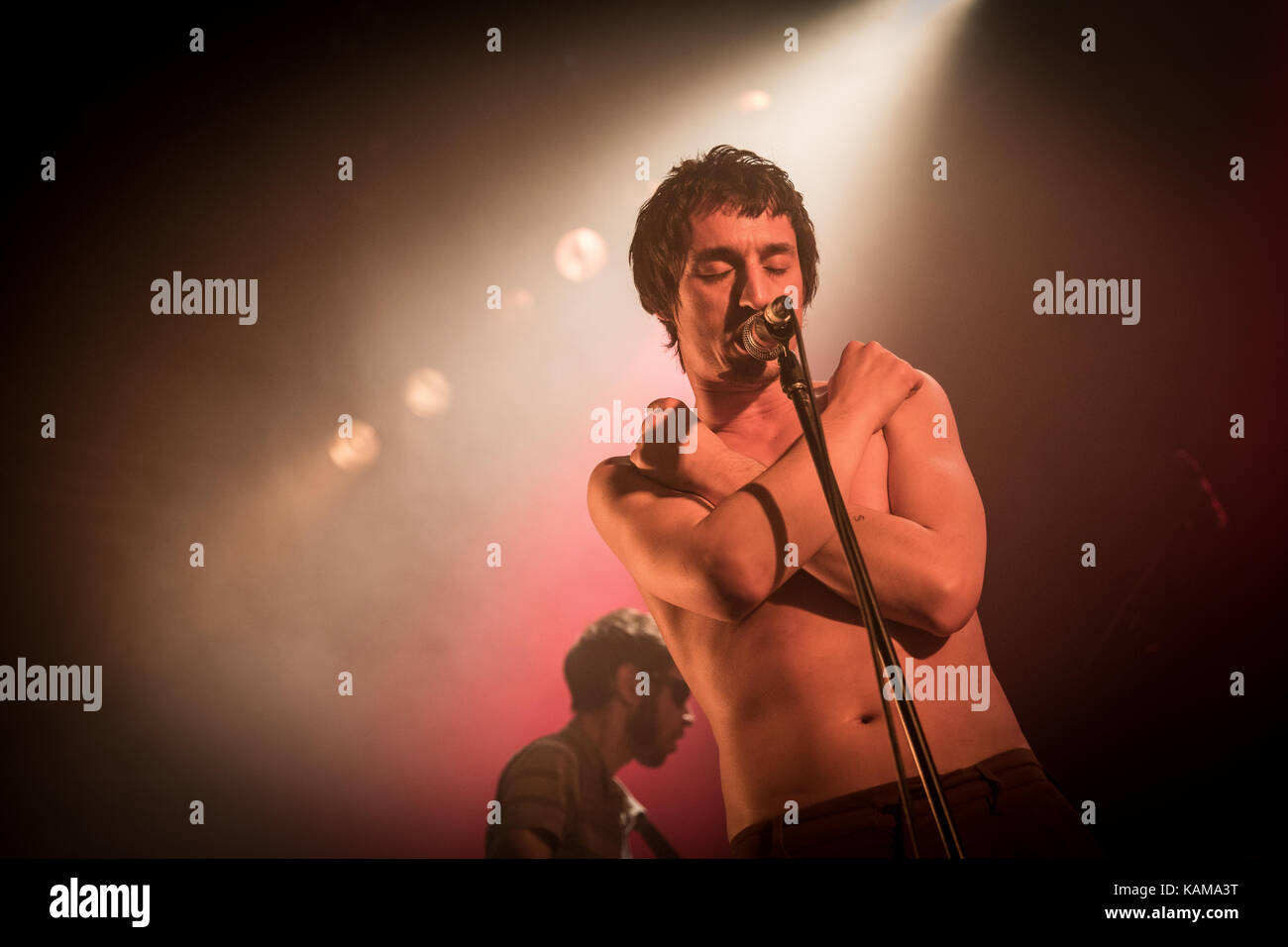 Die englischen Punk Band Dicke weiße Familie führt ein Live Konzert im Parkteatret in Oslo. Hier Sänger Lias Saoudi wird gesehen, live auf der Bühne. Norwegen, 26/05 2016. Stockfoto