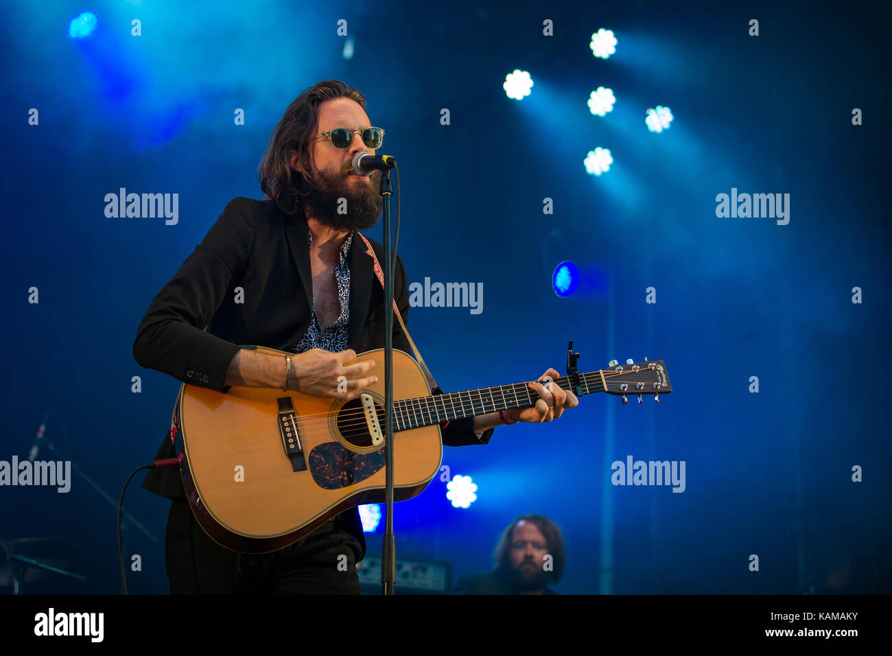 Der amerikanische Folksänger, Songwriter und Musiker Joshua Tillman ist besser bekannt unter seinem Künstlernamen Pater John Misty und spielt hier ein Live-Konzert beim norwegischen Musikfestival Øyafestivalen 2015 in Oslo. Norwegen, 13/08 2015. Stockfoto