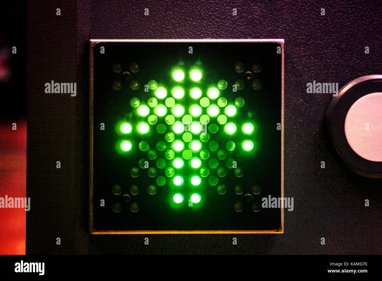 Grüne LED leuchtet auf Pfeil Stockfoto