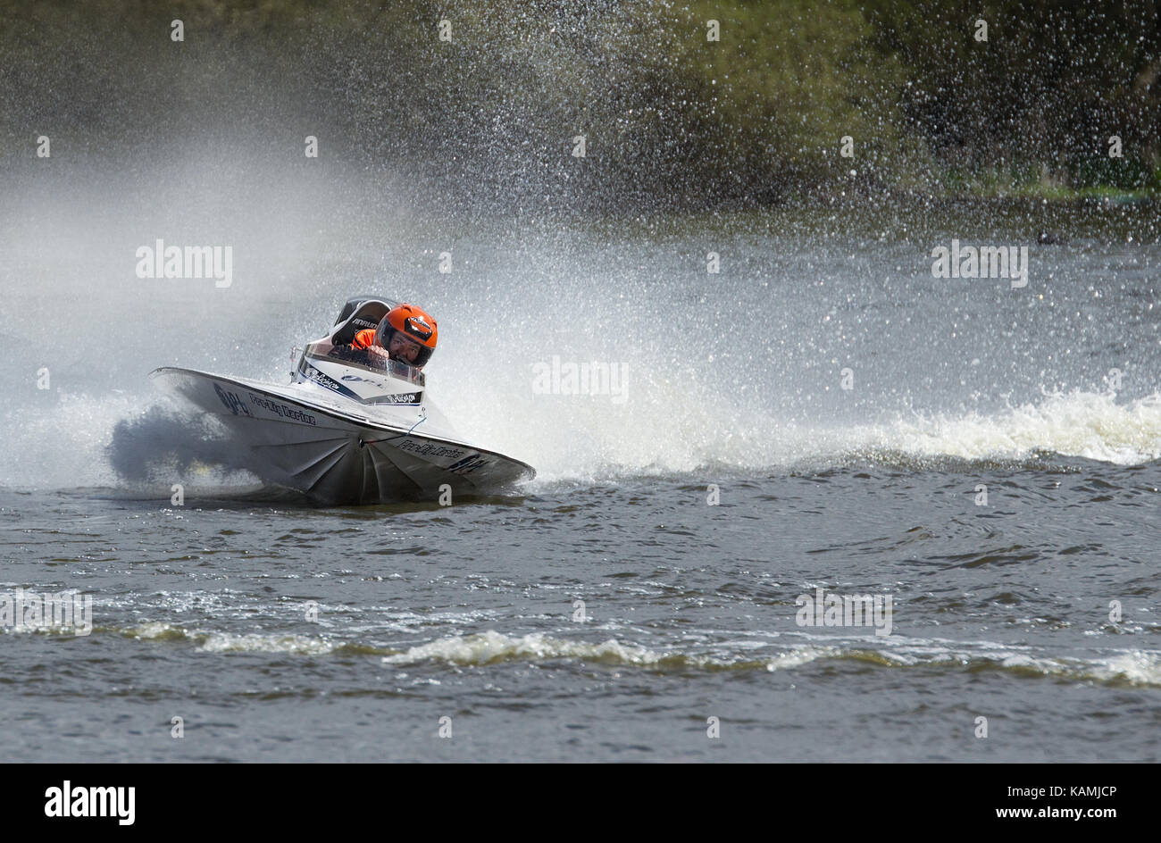 Motorboot racers Racing bei Carr Mill Dam im St Helens, England, Großbritannien Stockfoto