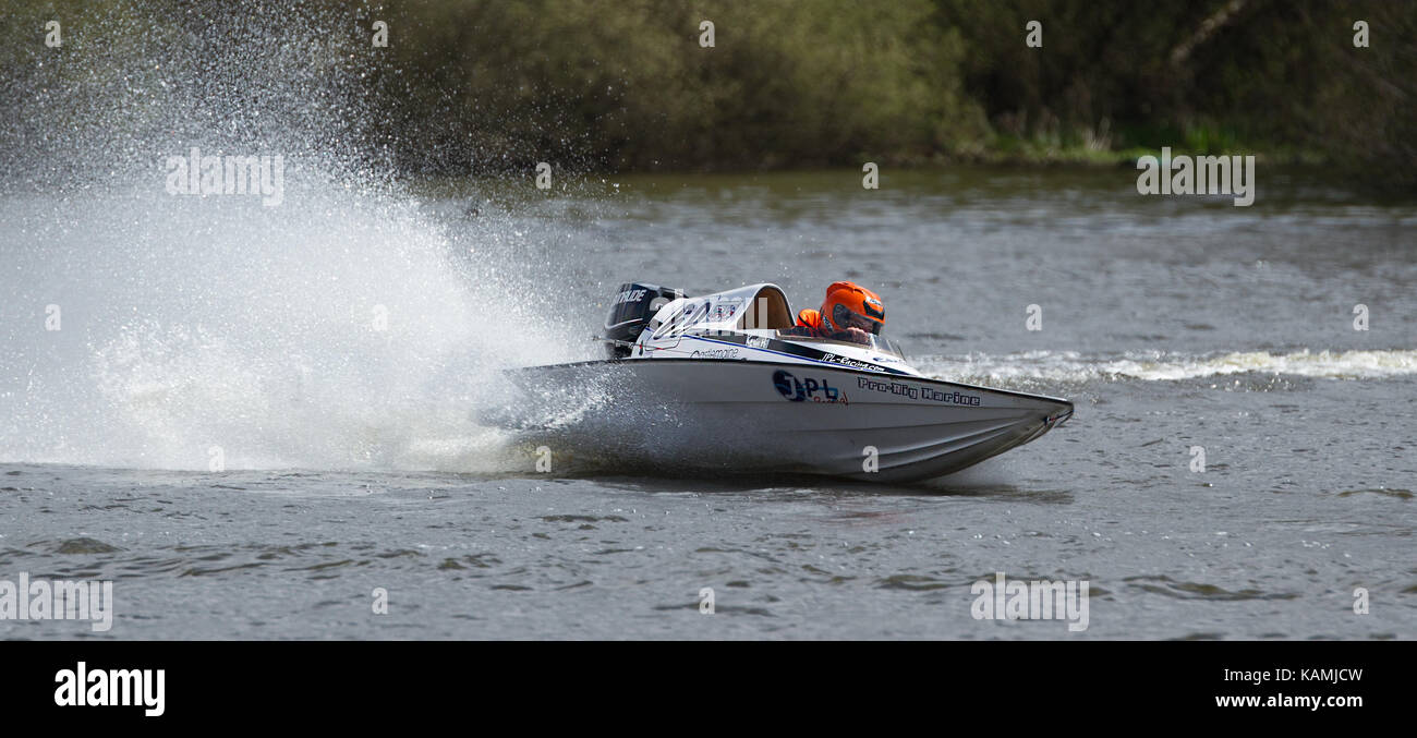 Motorboot racers Racing bei Carr Mill Dam im St Helens, England, Großbritannien Stockfoto