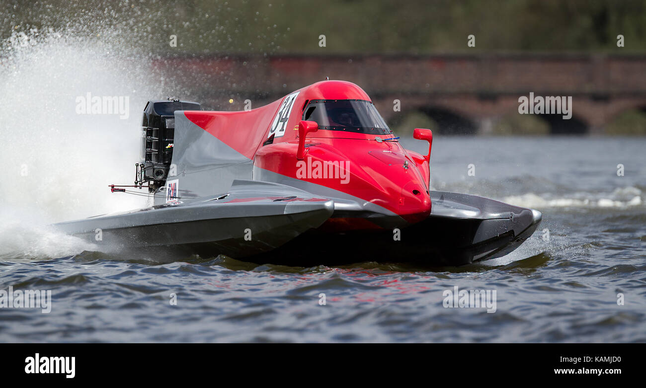 Motorboot racers Racing bei Carr Mill Dam im St Helens, England, Großbritannien Stockfoto