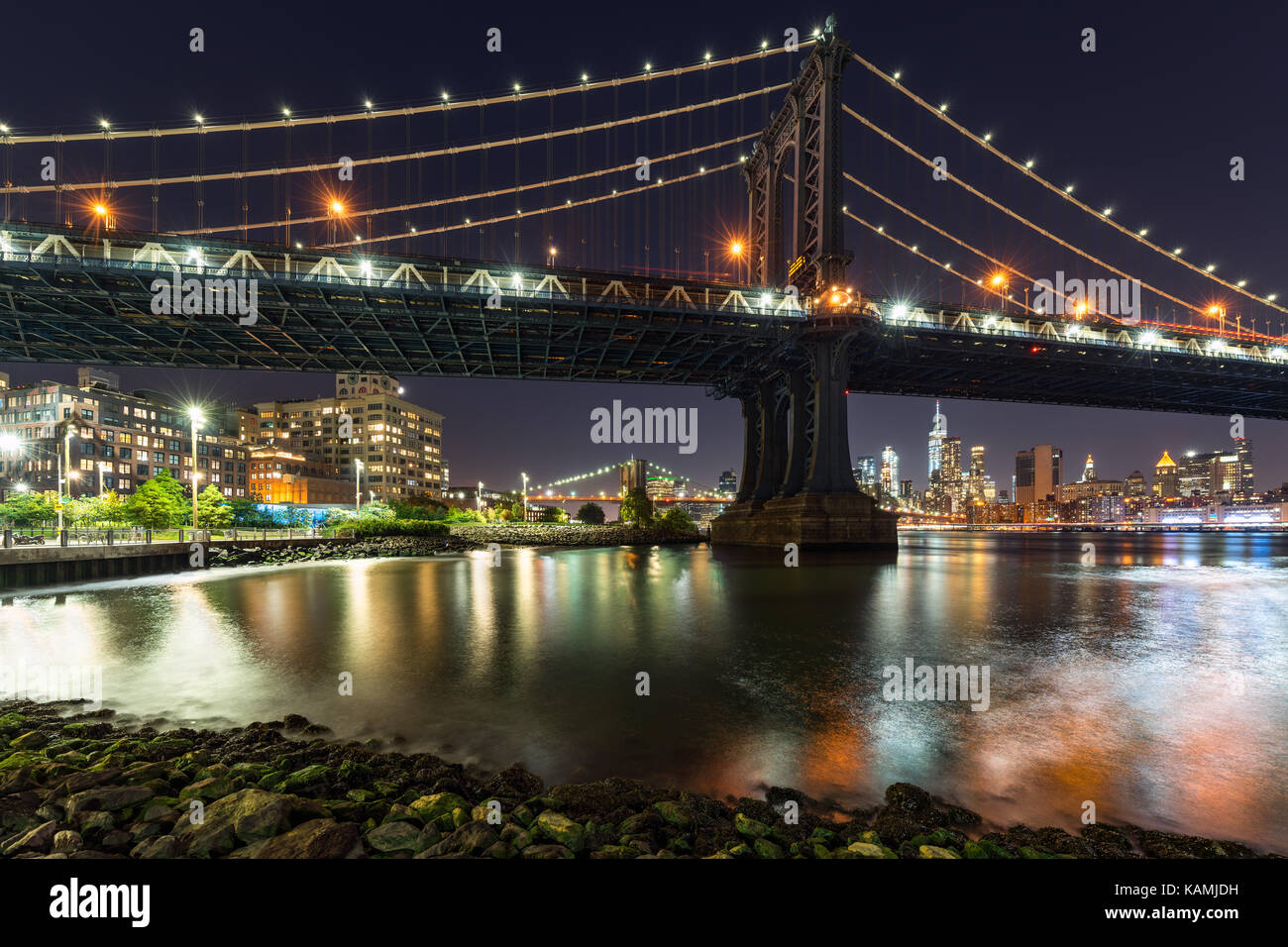 Main Street Park und die Manhattan Bridge bei Nacht. Dumbo, Brooklyn, New York City Stockfoto