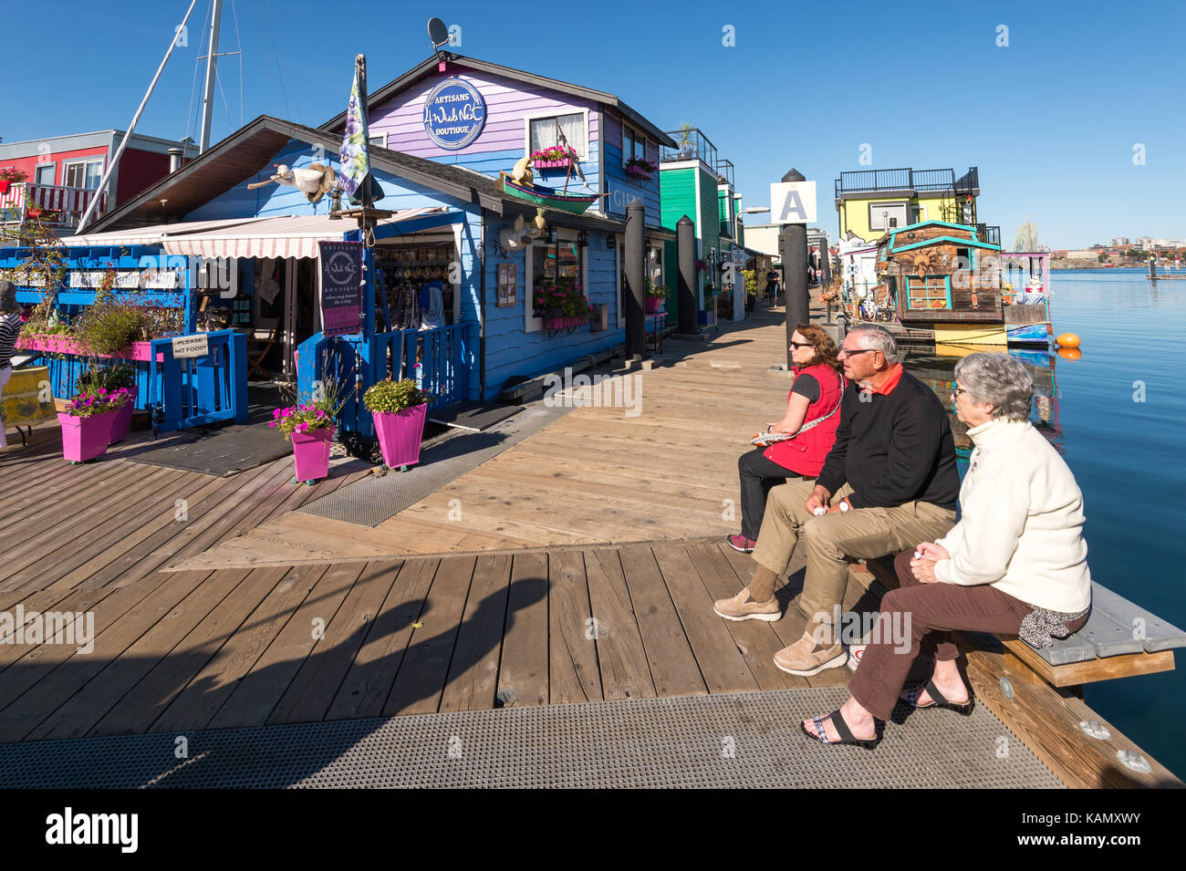 Victoria, British Columbia, Kanada - 11 September 2017: Menschen bei Victoria Fisherman's Wharf sitzen Stockfoto