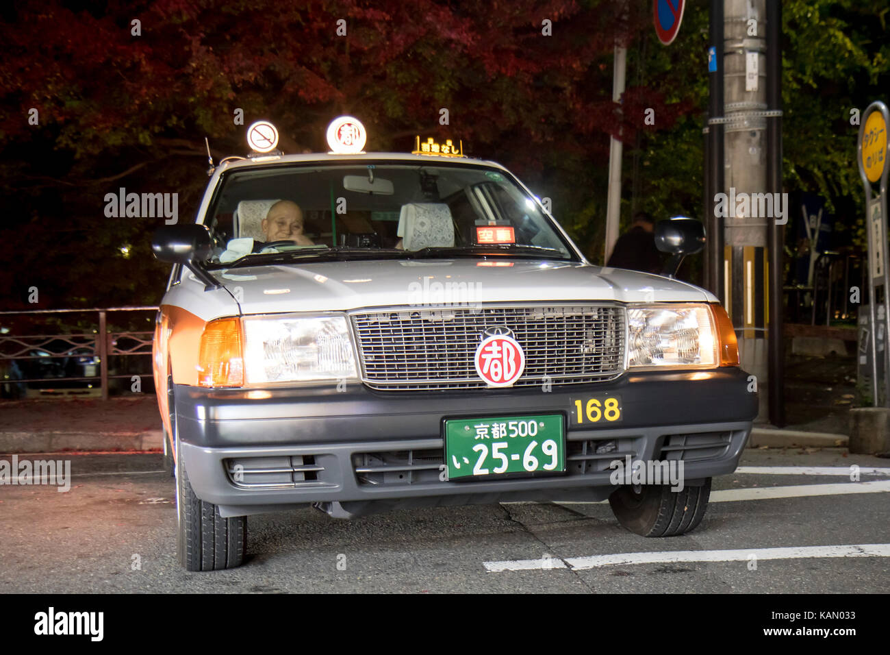Taxi wartet auf Kunden auf den Straßen von Kyoto am Abend Stockfoto