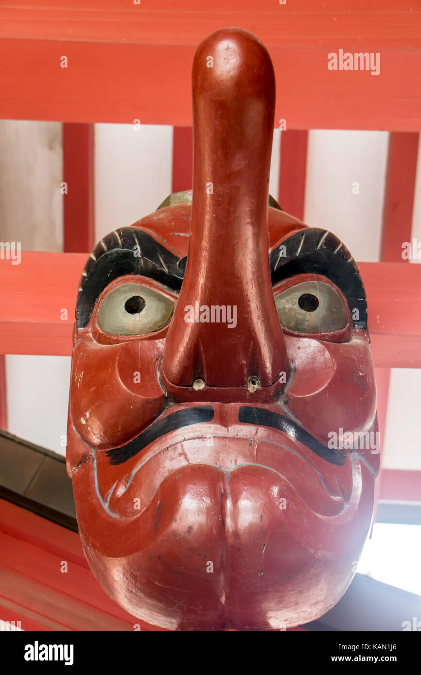 Maske der Tengu in einem shintoismus Tempel, Japan. Wichtigsten Heiligtum, Fuji omuro Sengen-jinja Schrein (Fujiomurosengen Schrein). Stockfoto