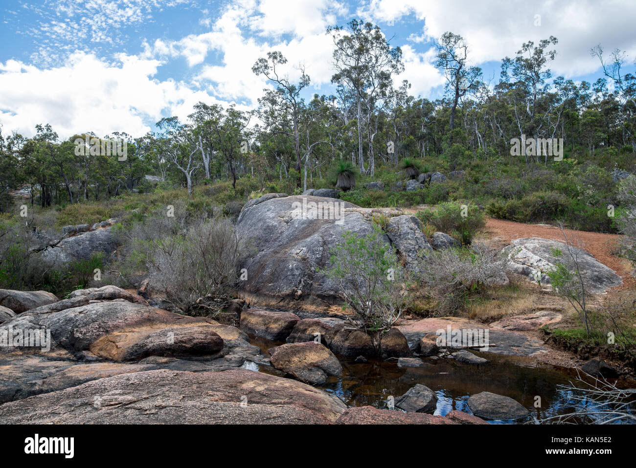 John Forrest National Park felsige Landschaft in der Nähe von Wasserfall im Sommer, Perth Hills Stockfoto