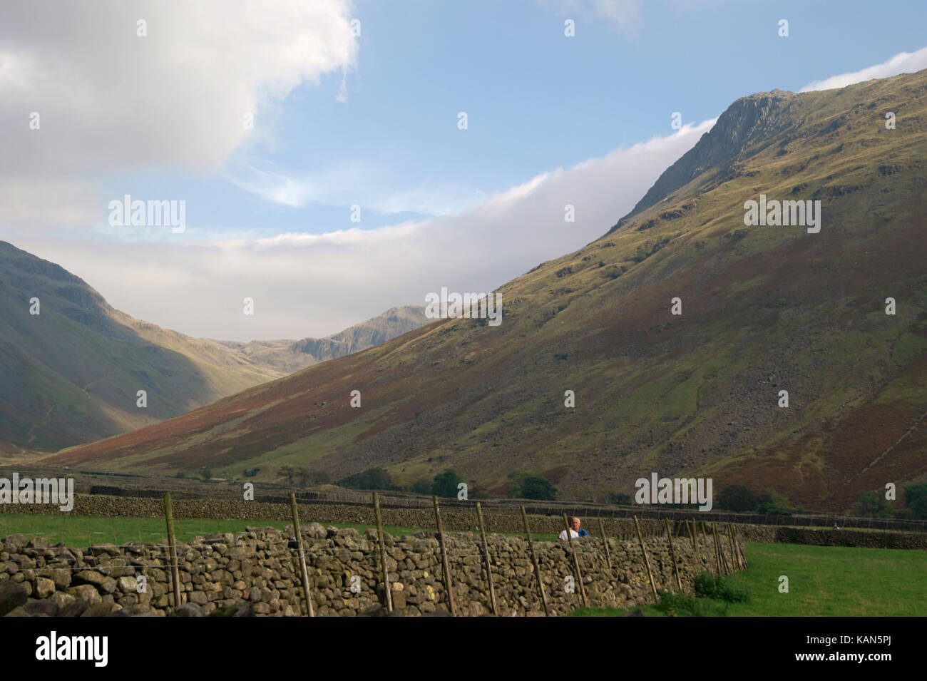 Einen tollen Ausblick von wasdale Kopf über den unteren Ebenen von Lingmell Crag für tolle Ende der Suche Stockfoto