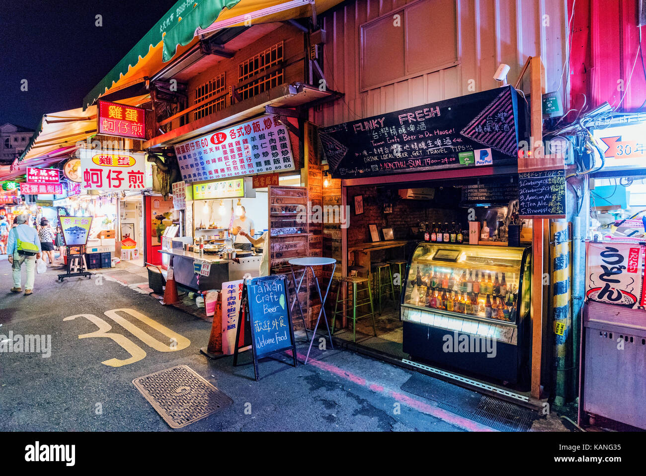 TAIPEI, Taiwan - 11. Juli: Dies ist eine Straße in Shilin Night Market einen berühmten Nachtmarkt, wo viele Leute kommen taiwanische Essen zu probieren und Einkaufen o Stockfoto