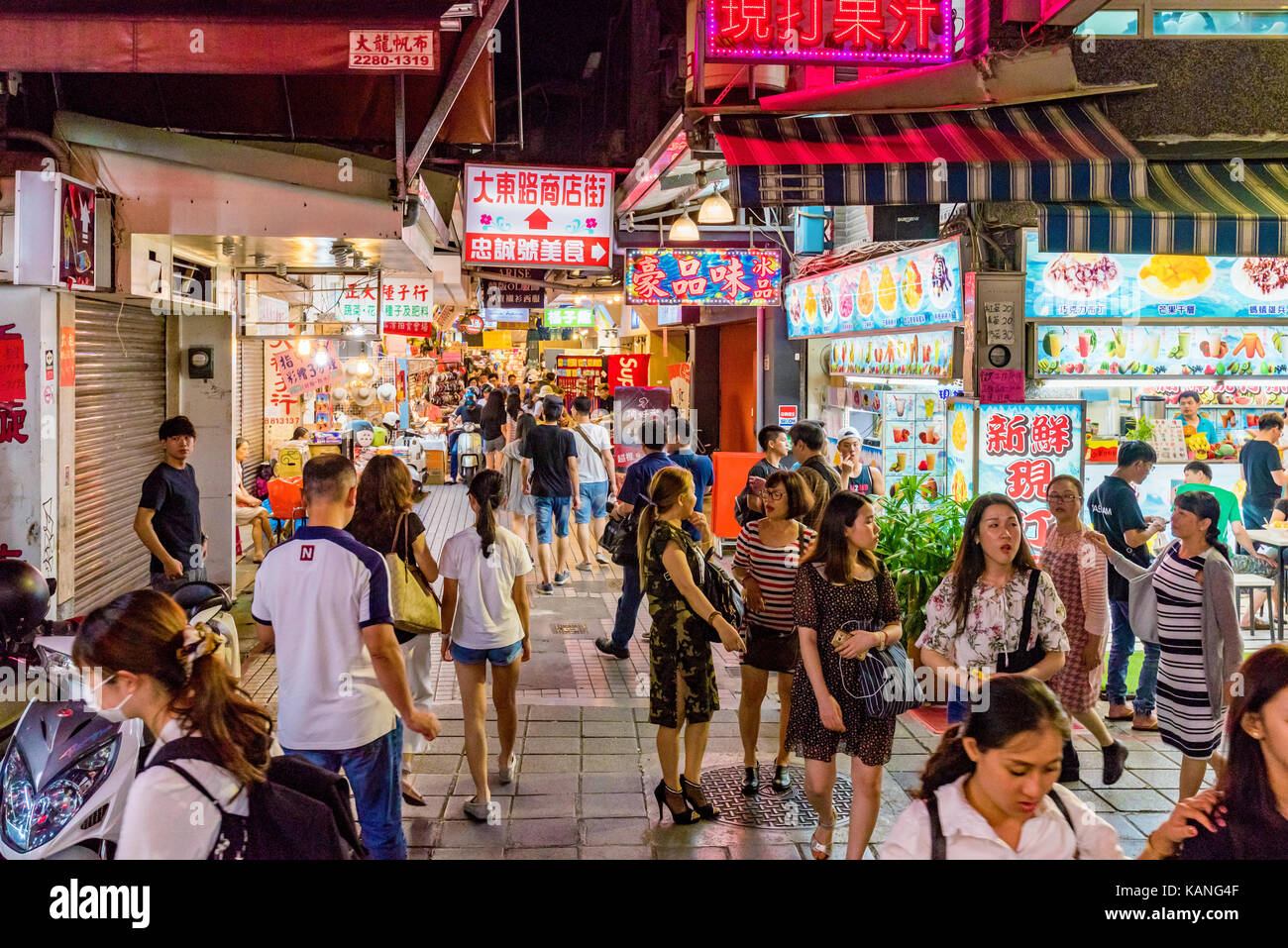 TAIPEI, Taiwan - 11. Juli: Dies ist eine berühmte Shilin Nachtmarkt Nachtmarkt, wo viele Leute kommen taiwanische Essen zu probieren und Einkaufen am 11. Juli, 2 Gehen Stockfoto
