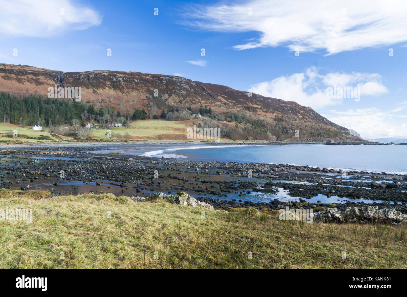 Blick über Carsaig Bay in Richtung Carsaig, Isle of Mull, Schottland, Vereinigtes Königreich. Stockfoto