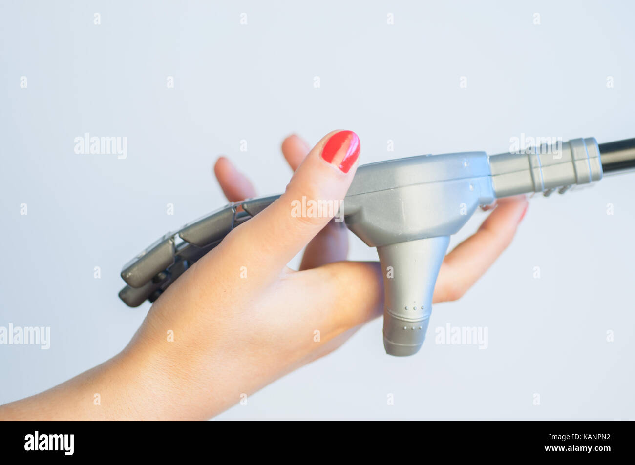 Mädchen und Roboter Handshake Stockfoto