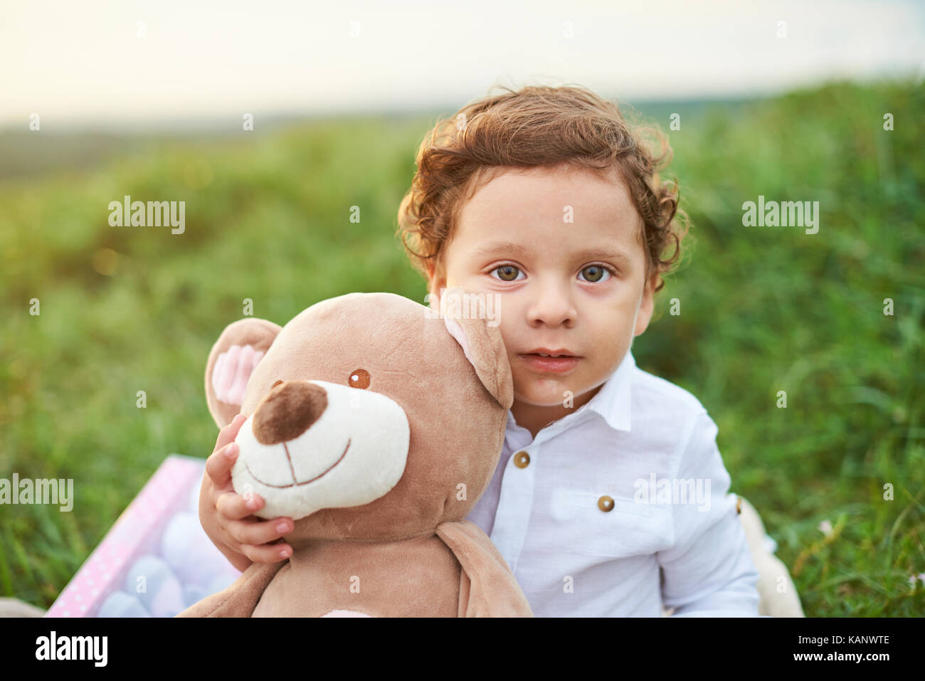 Portrait der hispanischen Junge holding Teddybär Stockfoto