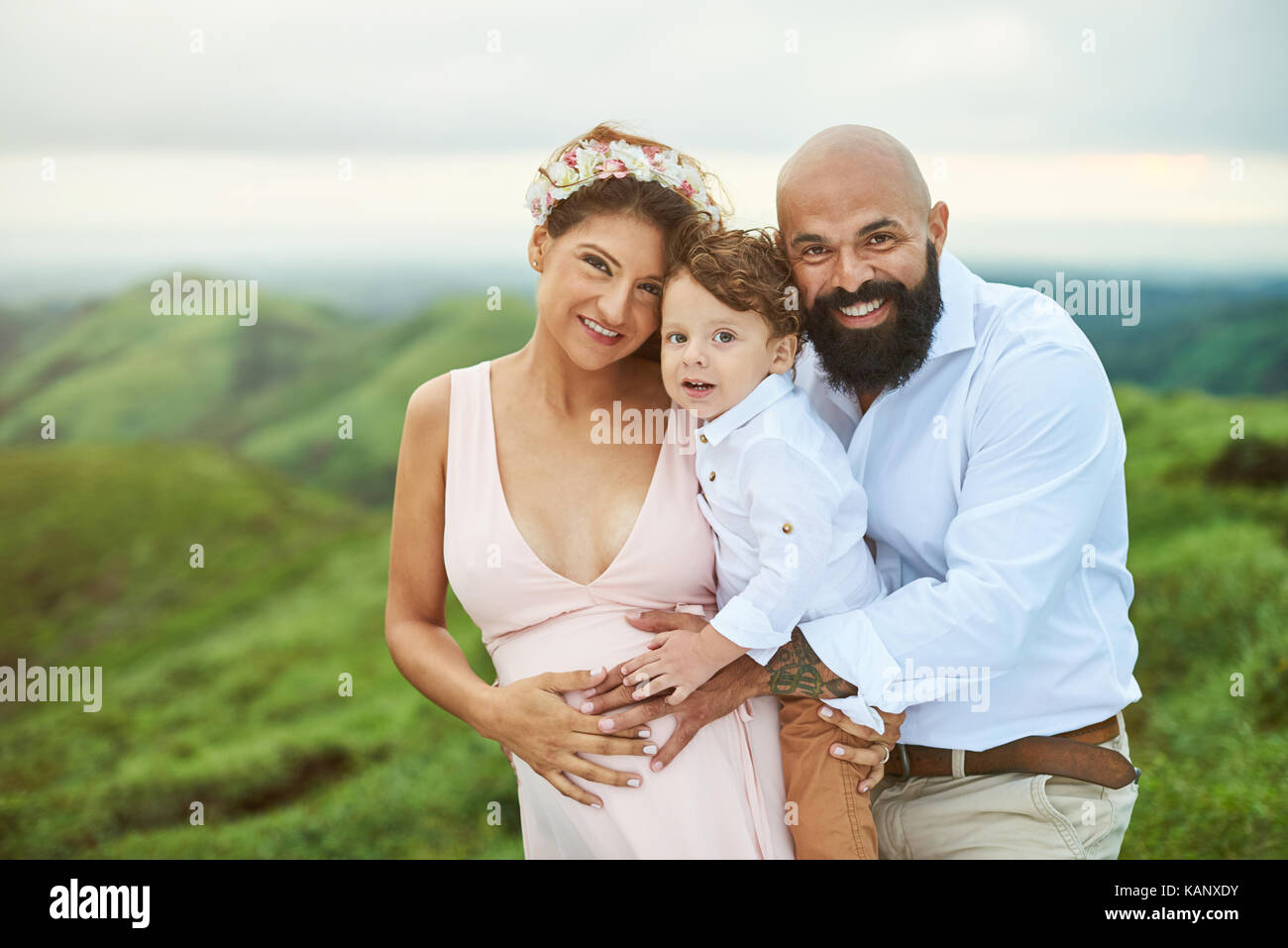 Schöne junge Familie mit junge Zicklein auf natürlichen Hintergrund Stockfoto
