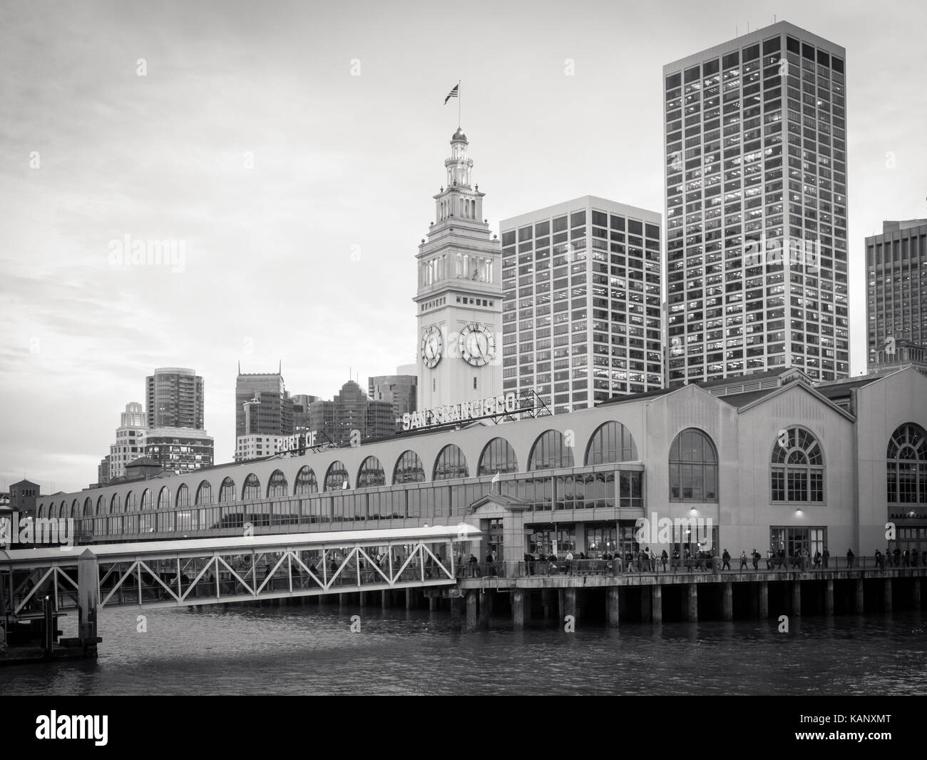 Ein Schwarz Weiss Foto Des San Francisco Ferry Building Das Auf Dem Embarcadero In San Francisco Kalifornien Stockfotografie Alamy