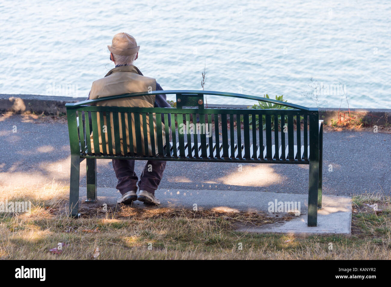 Victoria, BC, Kanada - 11 September 2017: älterer Mann auf einer Bank sitzen auf David Weise fördern. Stockfoto