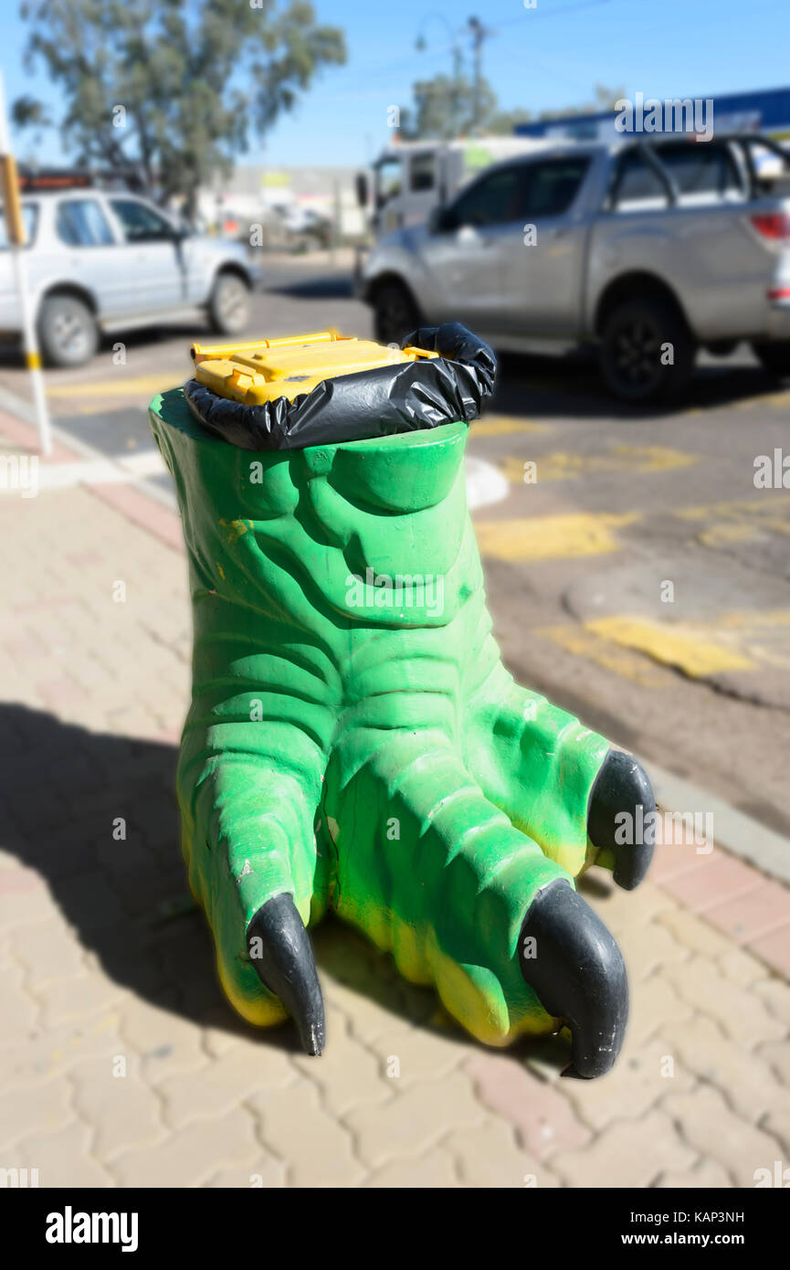 Mülleimer in der Form eines Dinosauriers Fuß in der kleinen ländlichen Stadt Winton, Queensland, Queensland, Australien Stockfoto