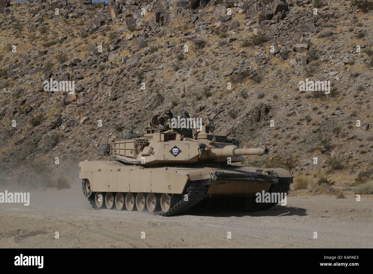 Us-Soldaten in den 2. gepanzerte Brigade Combat Team zugeordnet, 1. Panzerdivision Manöver durch die Wüste in einem M1A2 während der entscheidenden Aktion Drehung Stockfoto