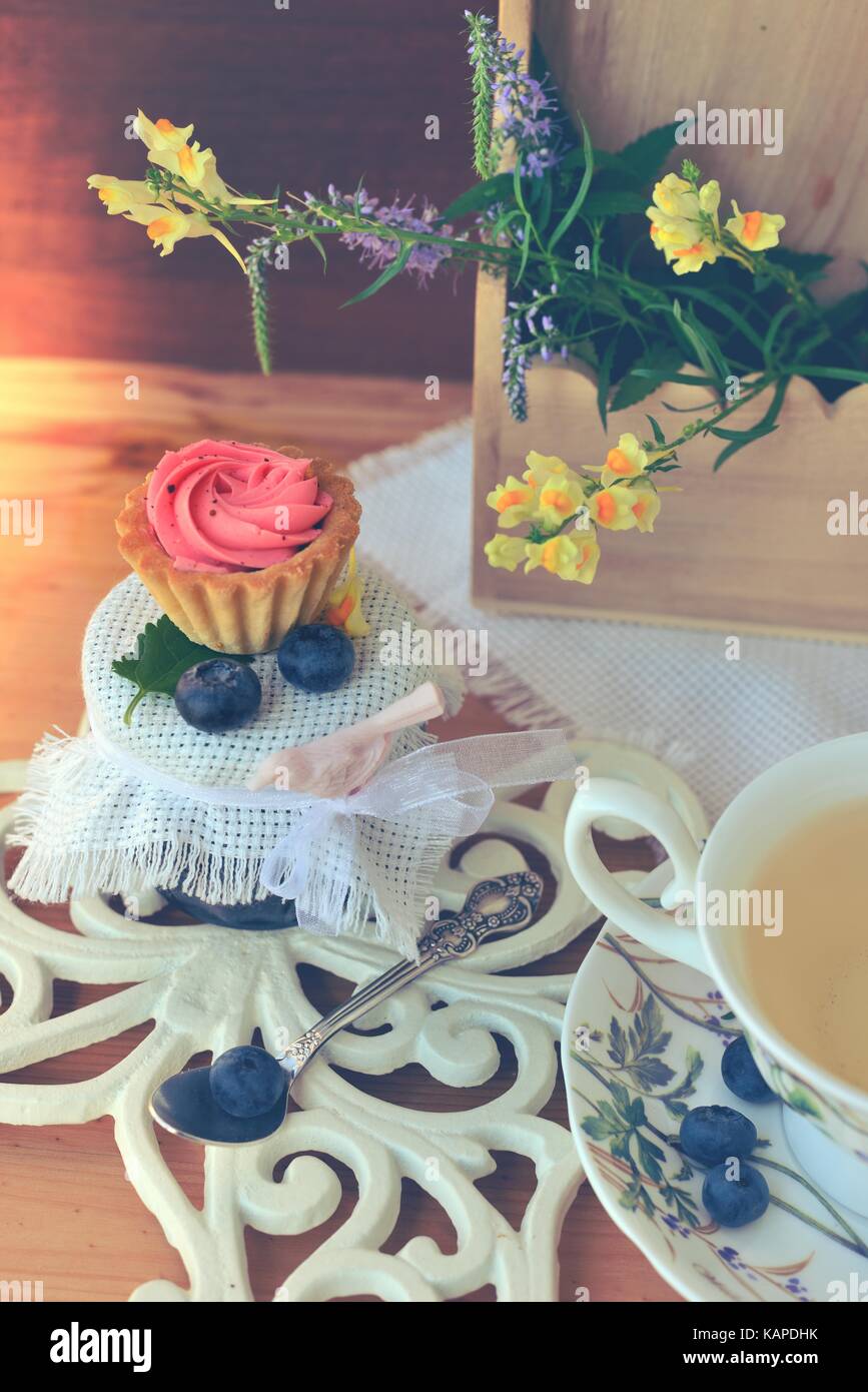 Stillleben mit Kuchen, Marmelade und Kaffee Stockfoto