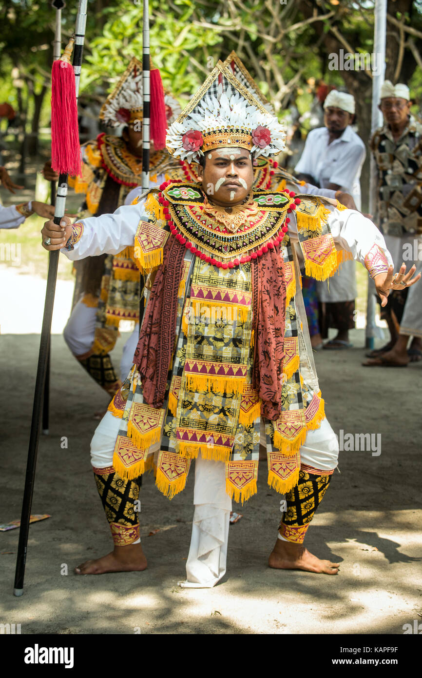 Balinesische Krieger Tanz auf kuningan Tag durchgeführt auf der indonesischen Insel Bali. Traditionelle balinesische Kultur Tanz während einer Bali kulturelle Veranstaltung Stockfoto