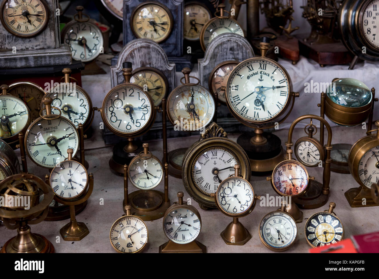 Antike Uhren zum Verkauf an als Shop Stockfoto