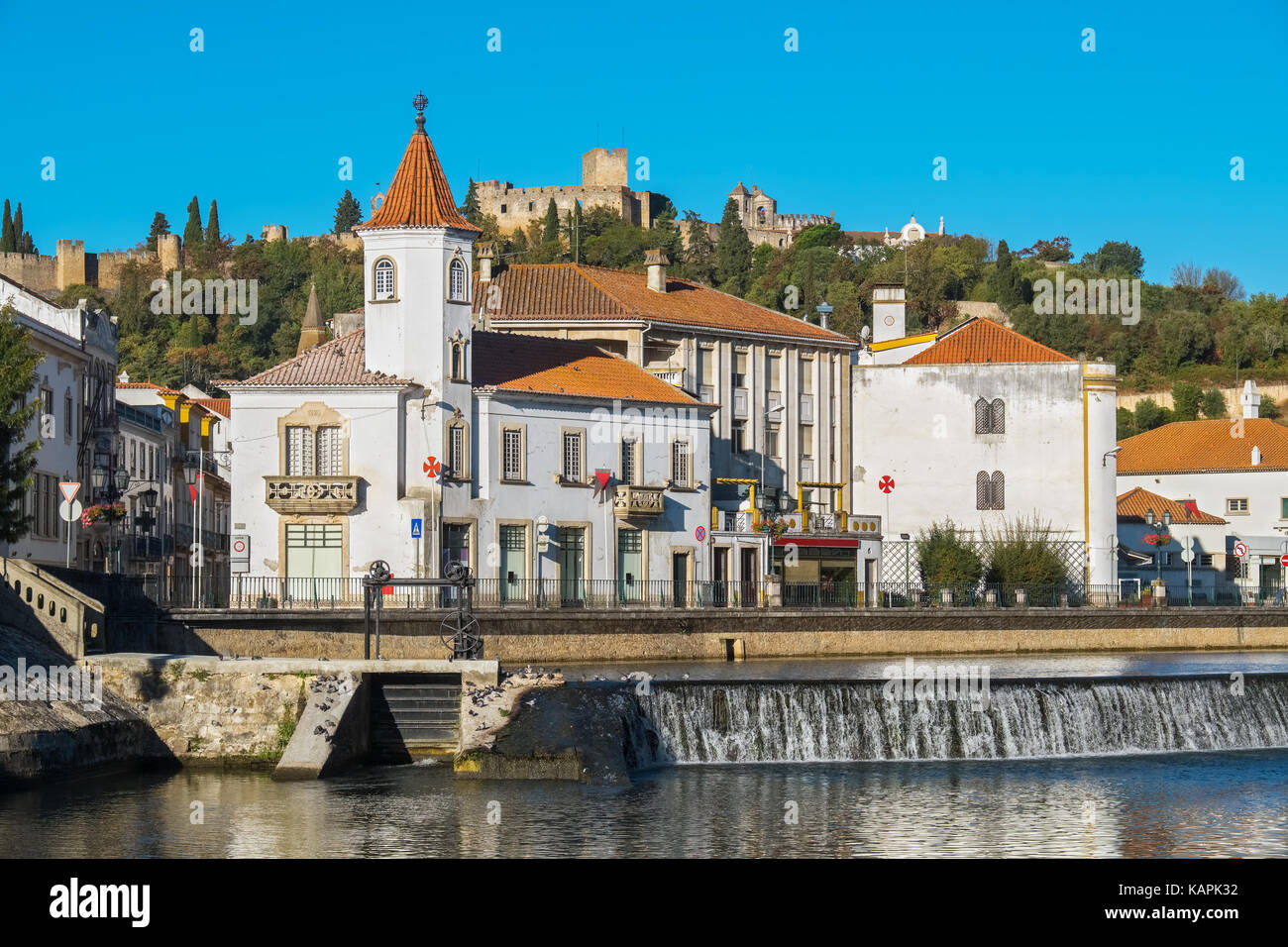 Fluss Nabao und templer Schloss Christi im Hintergrund. Tomar, Stadtteil Santarem, Ribatejo, Portugal Stockfoto