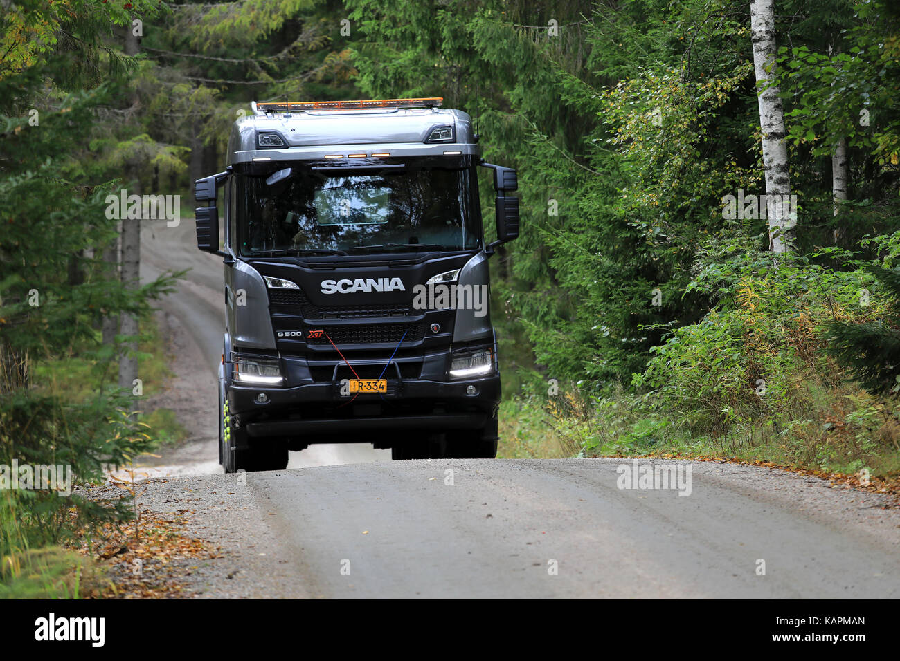 Laukaa, Finnland - 22 September, 2017: Die nächste Generation Scania g450 xt Kipper auf der Fahrt entlang der Piste im Wald bei Scania laukaa tupas Stockfoto