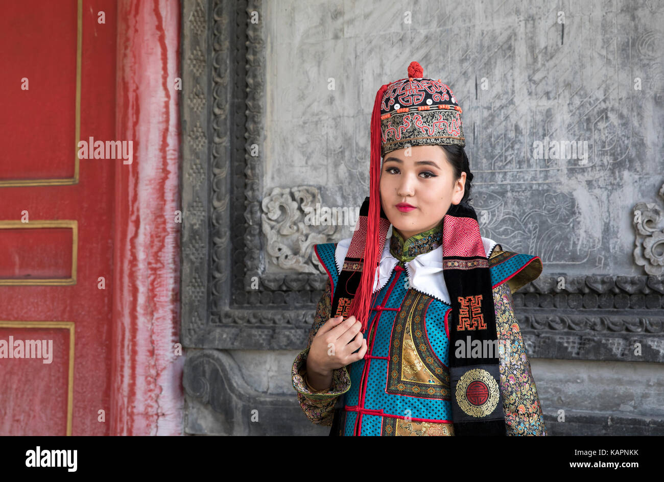 Mongolin im traditionellen Outfit in der Nähe von Alte Tempel in Ulaanbaatar Stockfoto