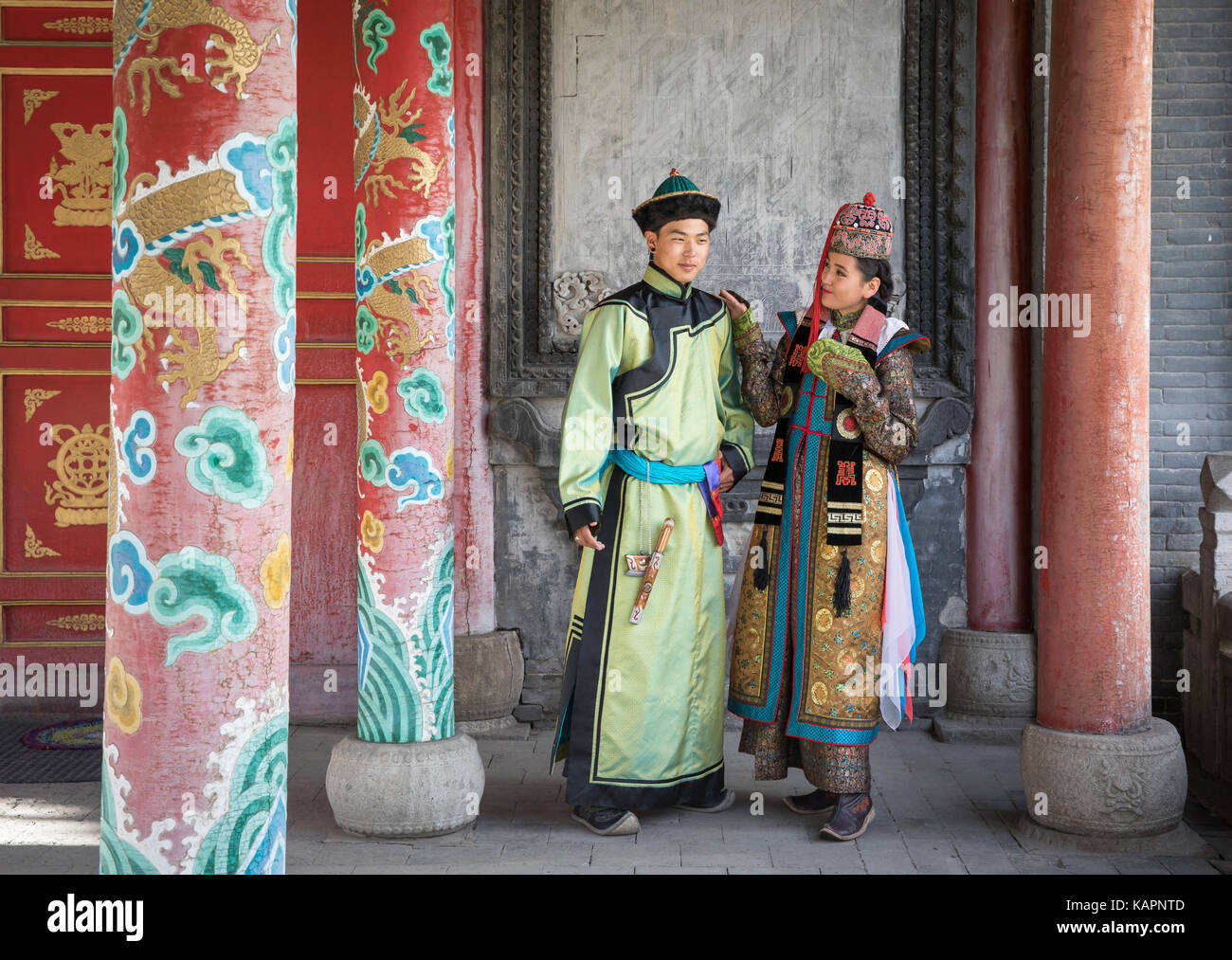 Mongolische Paar im traditionellen Outfit in der Nähe von Alte Tempel in Ulaanbaatar Stockfoto