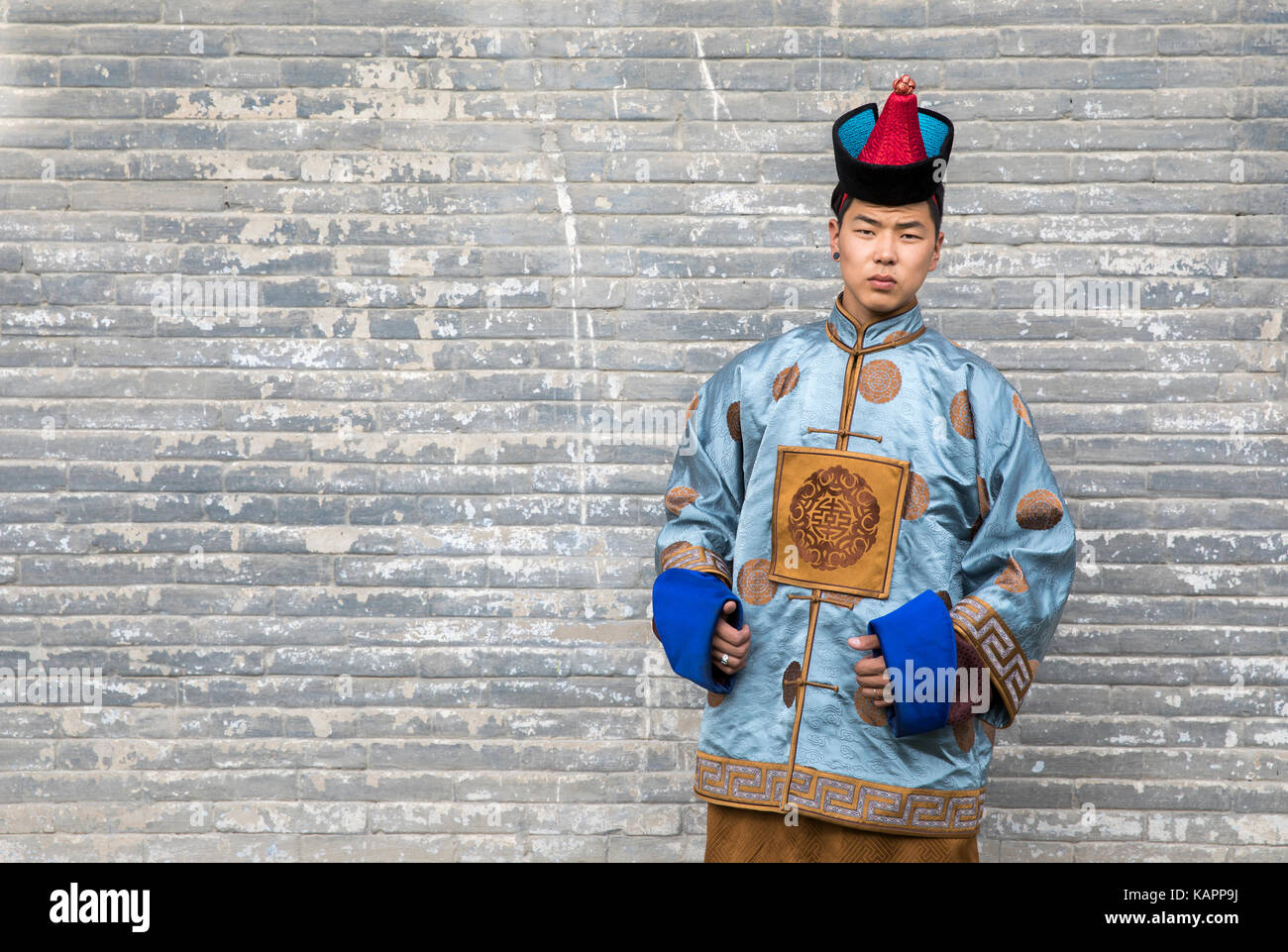 Mongolische Mann im traditionellen Outfit in der Nähe von Alte Tempel in Ulaanbaatar Stockfoto