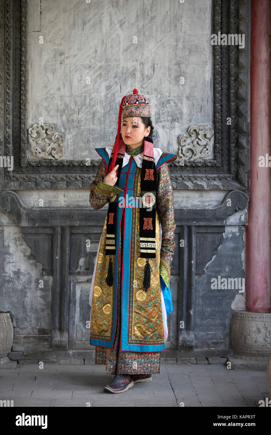 Mongolische Mann im traditionellen Outfit in der Nähe von Alte Tempel in Ulaanbaatar Stockfoto