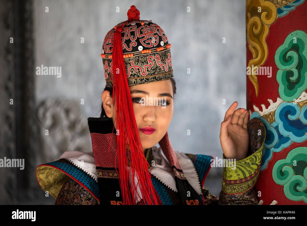 Mongolische Mann im traditionellen Outfit in der Nähe von Alte Tempel in Ulaanbaatar Stockfoto
