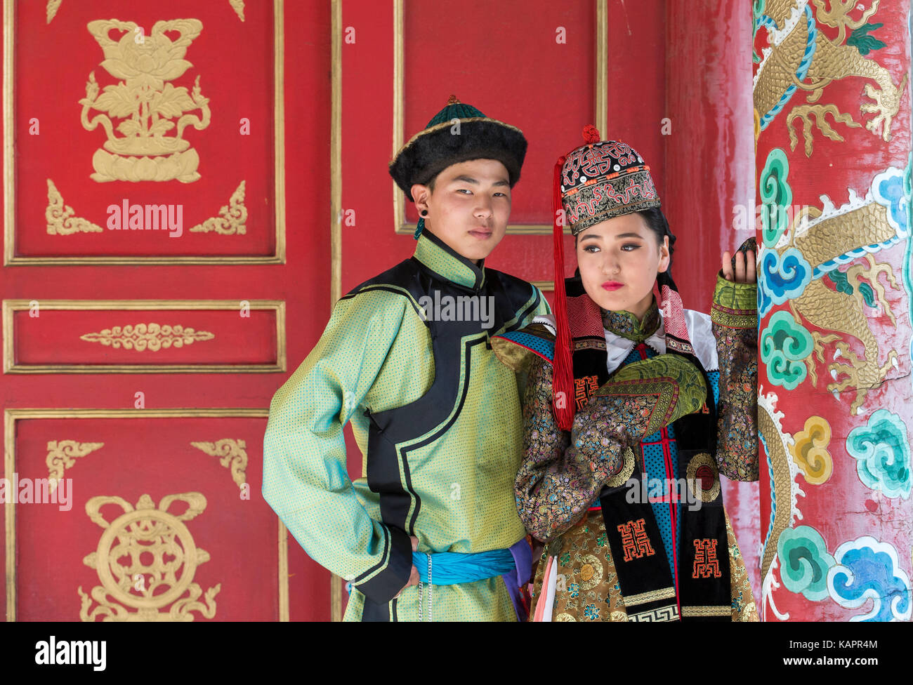 Mongolische Mann im traditionellen Outfit in der Nähe von Alte Tempel in Ulaanbaatar Stockfoto