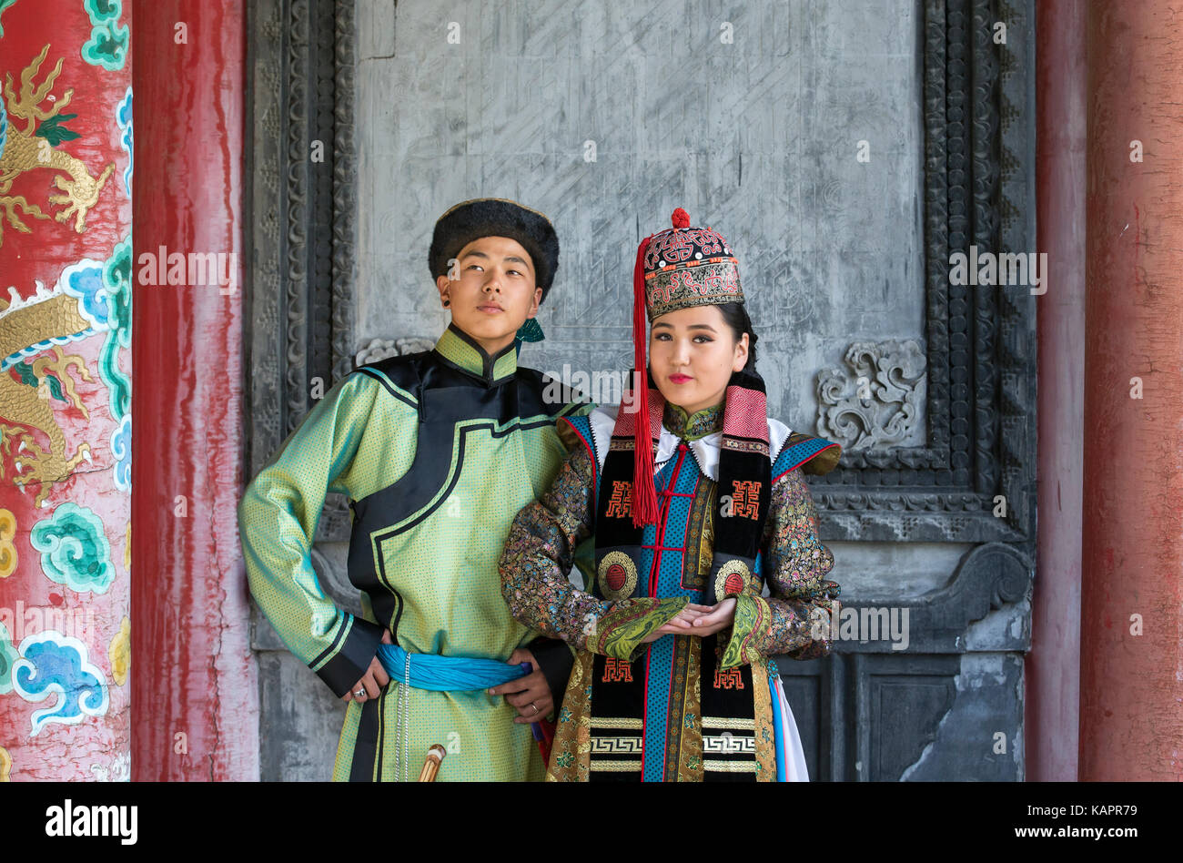 Mongolische Mann im traditionellen Outfit in der Nähe von Alte Tempel in Ulaanbaatar Stockfoto