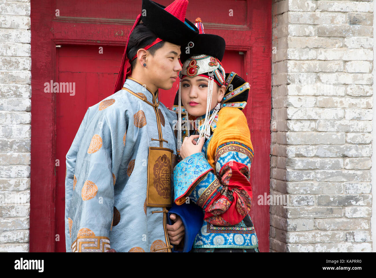 Mongolische Paar im traditionellen Outfit in der Nähe von Alte Tempel in Ulaanbaatar Stockfoto