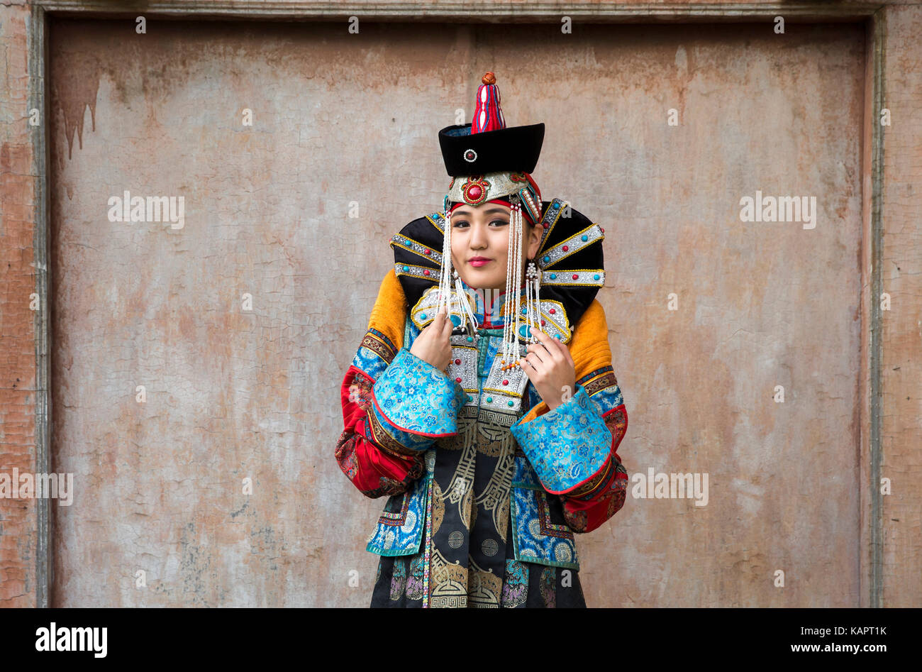 Mongolische Paar im traditionellen Outfit in der Nähe von Alte Tempel in Ulaanbaatar Stockfoto