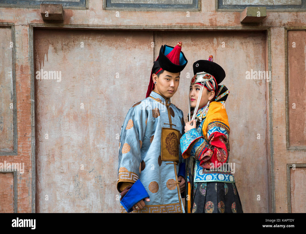 Mongolische Paar im traditionellen Outfit in der Nähe von Alte Tempel in Ulaanbaatar Stockfoto