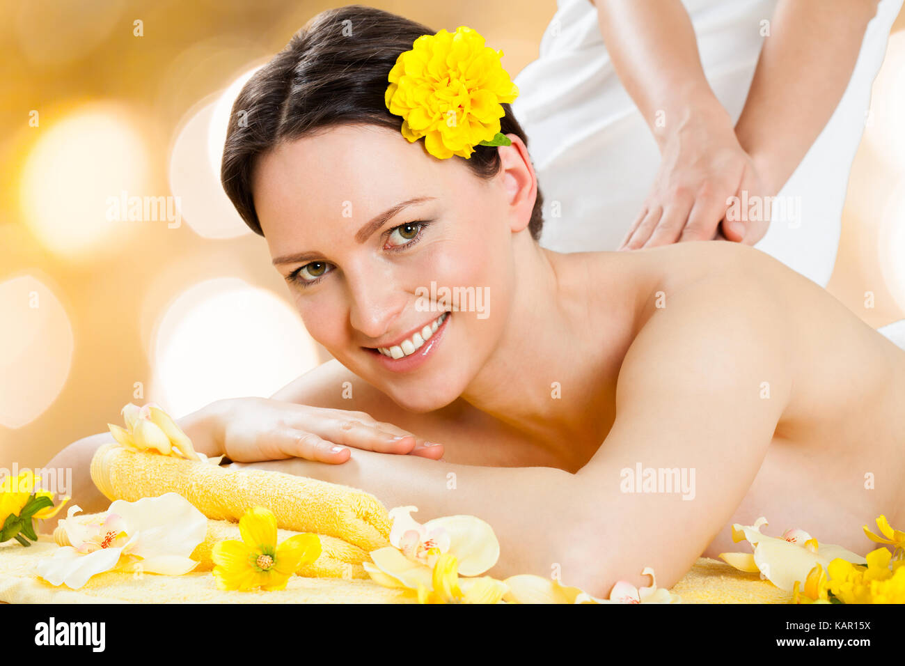 Porträt der schönen jungen Frau empfangen zurück Massage Massagegerät im Beauty Spa Stockfoto