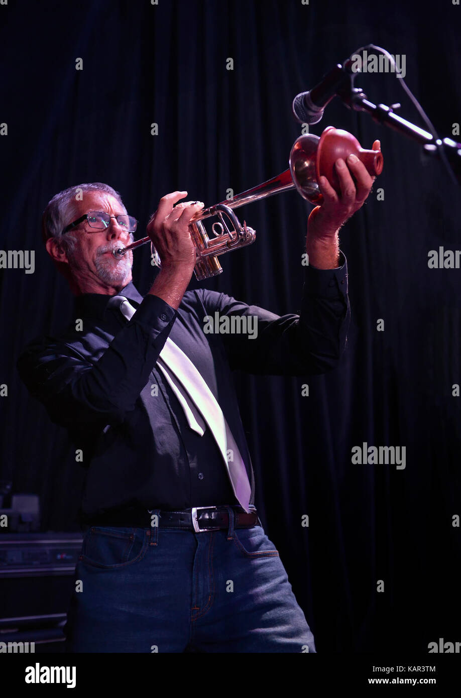 Trompeter der Band Whiskey auf der Bühne Küssen Stockfoto