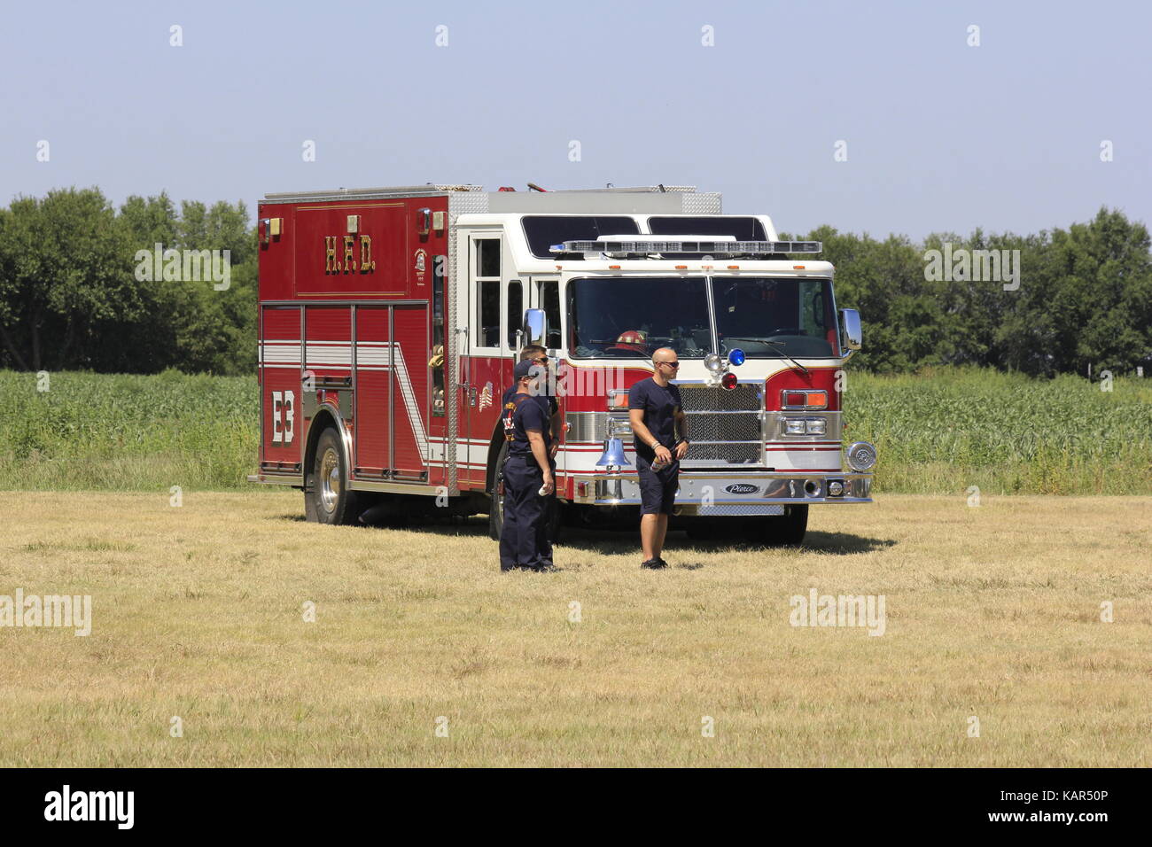 Kansas Fire Truck mit blauem Himmel und Bäume Stockfoto